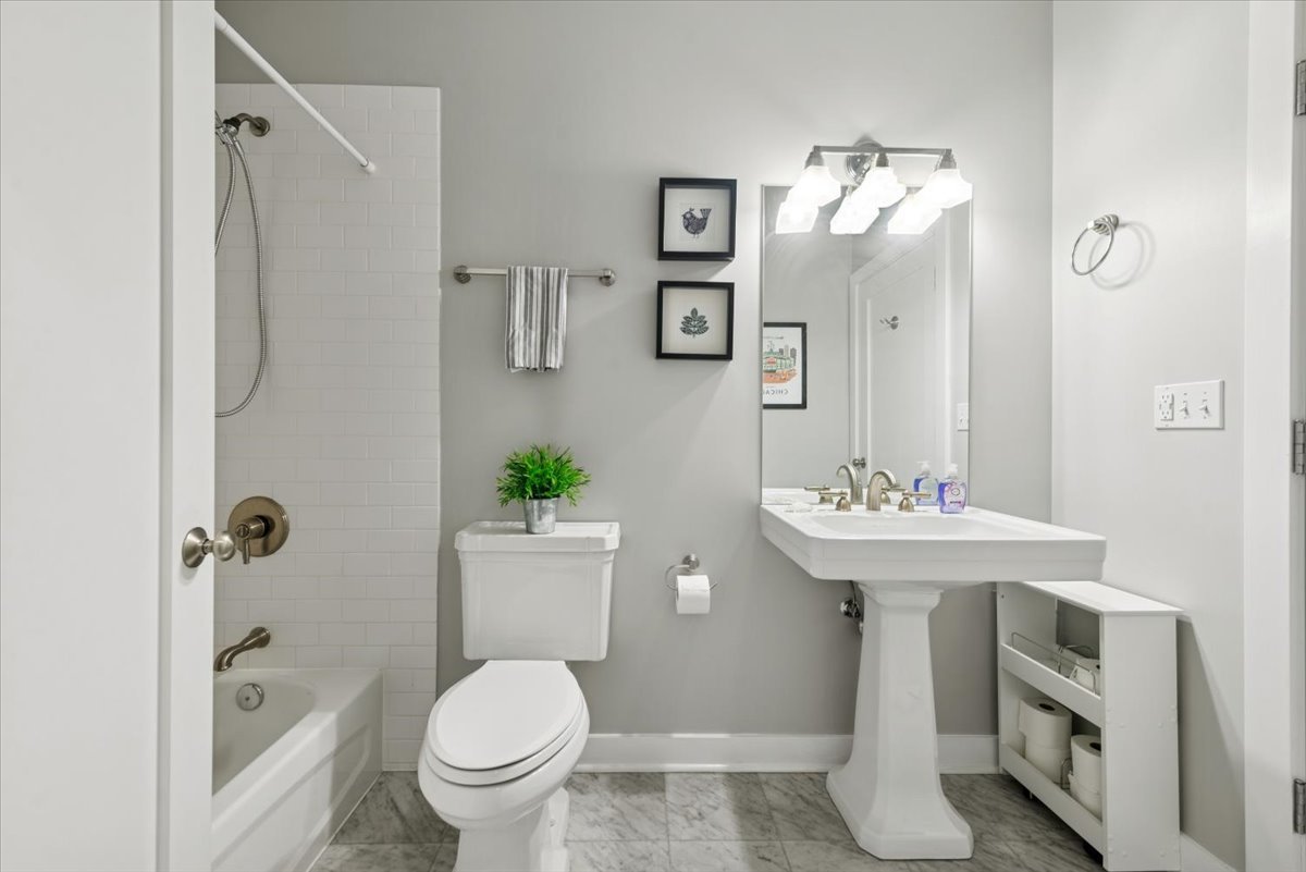 3028 W Roscoe Street Unit: 306