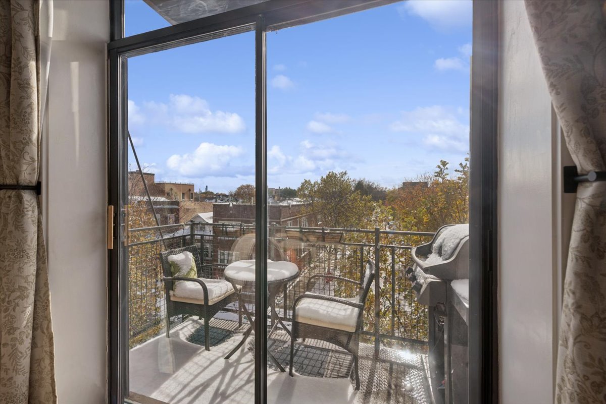 3028 W Roscoe Street Unit: 306