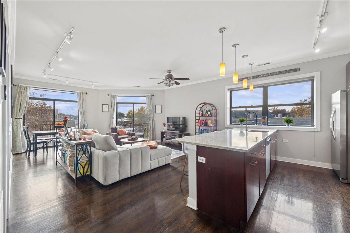 3028 W Roscoe Street Unit: 306