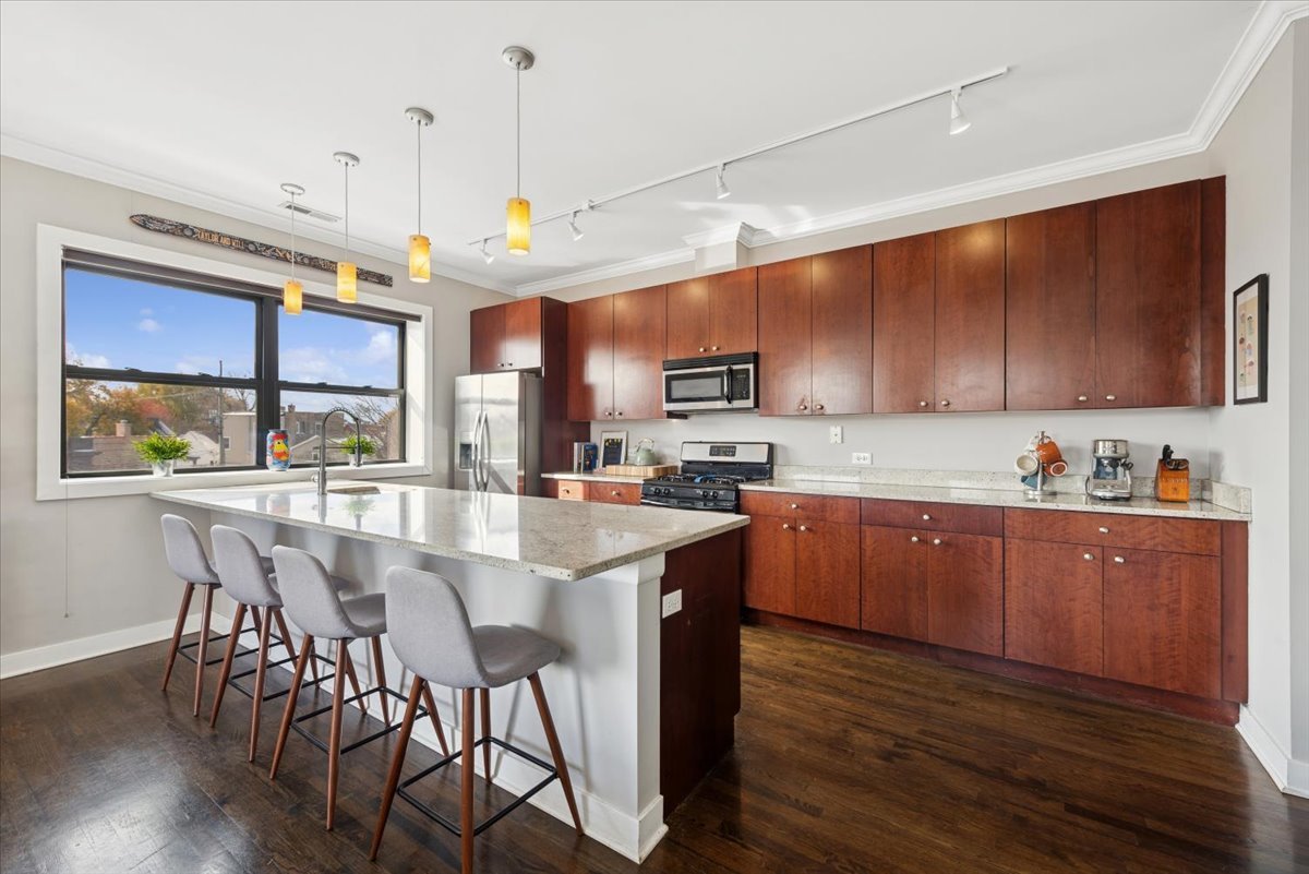 3028 W Roscoe Street Unit: 306