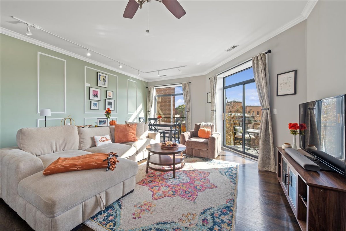 3028 W Roscoe Street Unit: 306