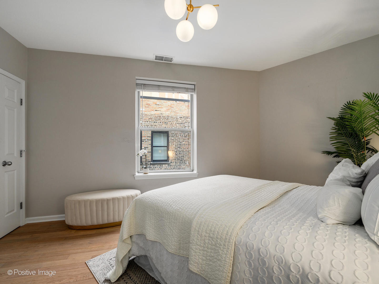 1636 W Melrose Street Unit: 405