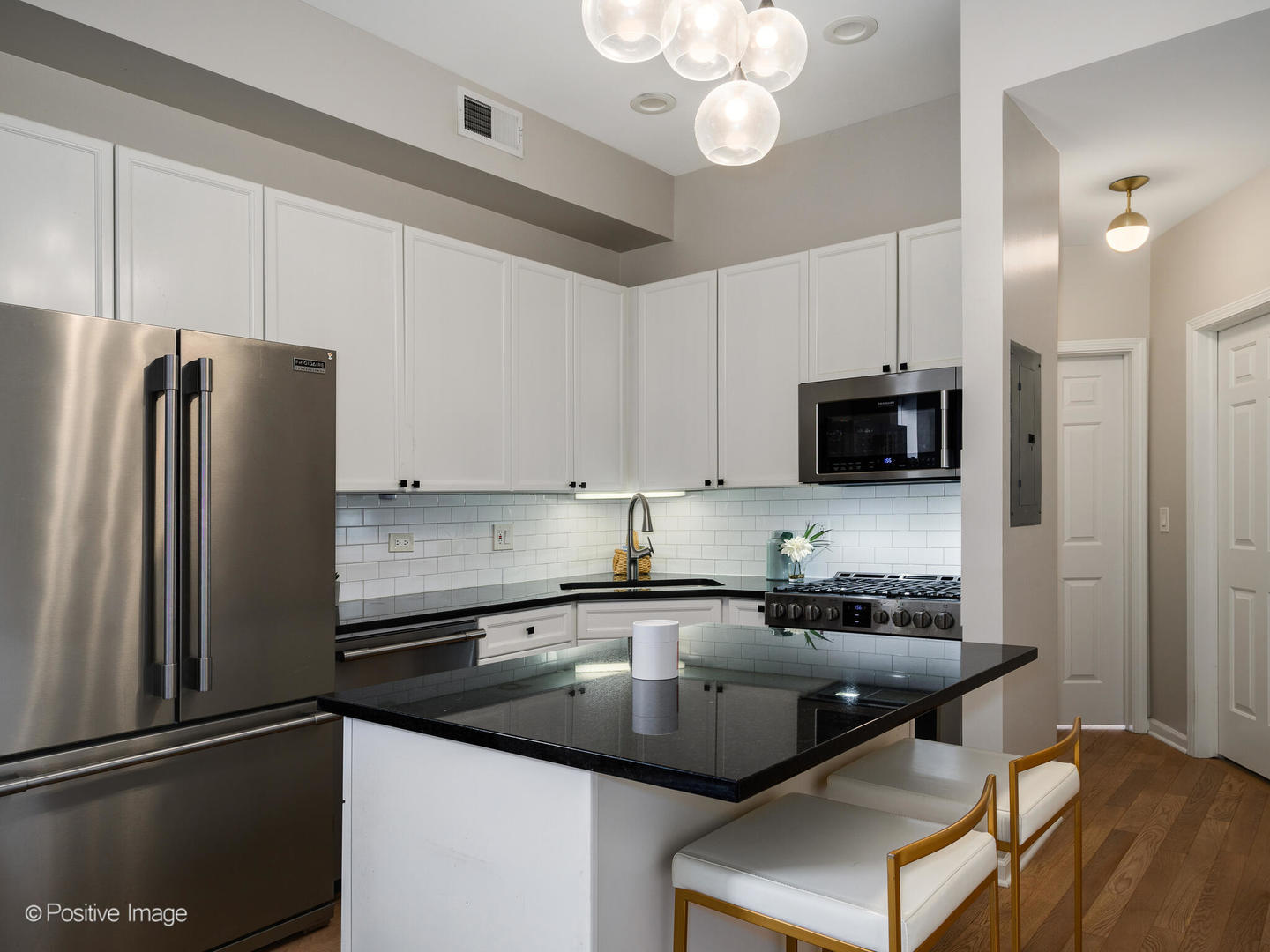 1636 W Melrose Street Unit: 405