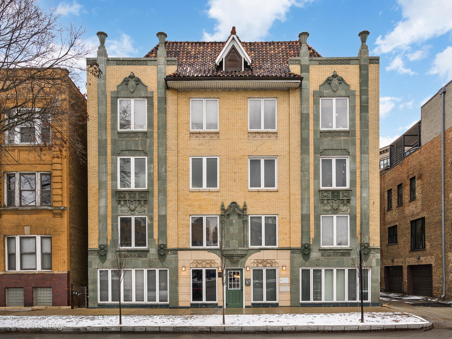 1636 W Melrose Street Unit: 405