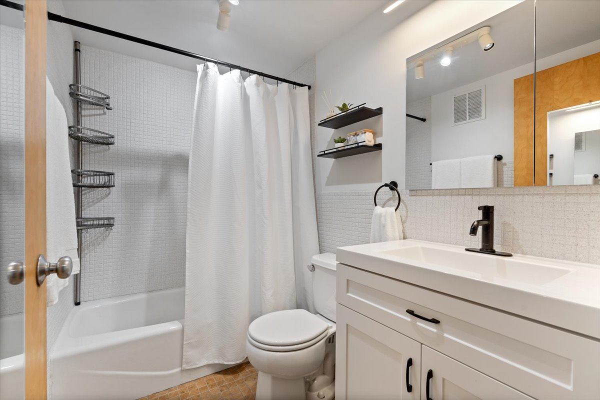 2650 W BELDEN Avenue Unit: 215