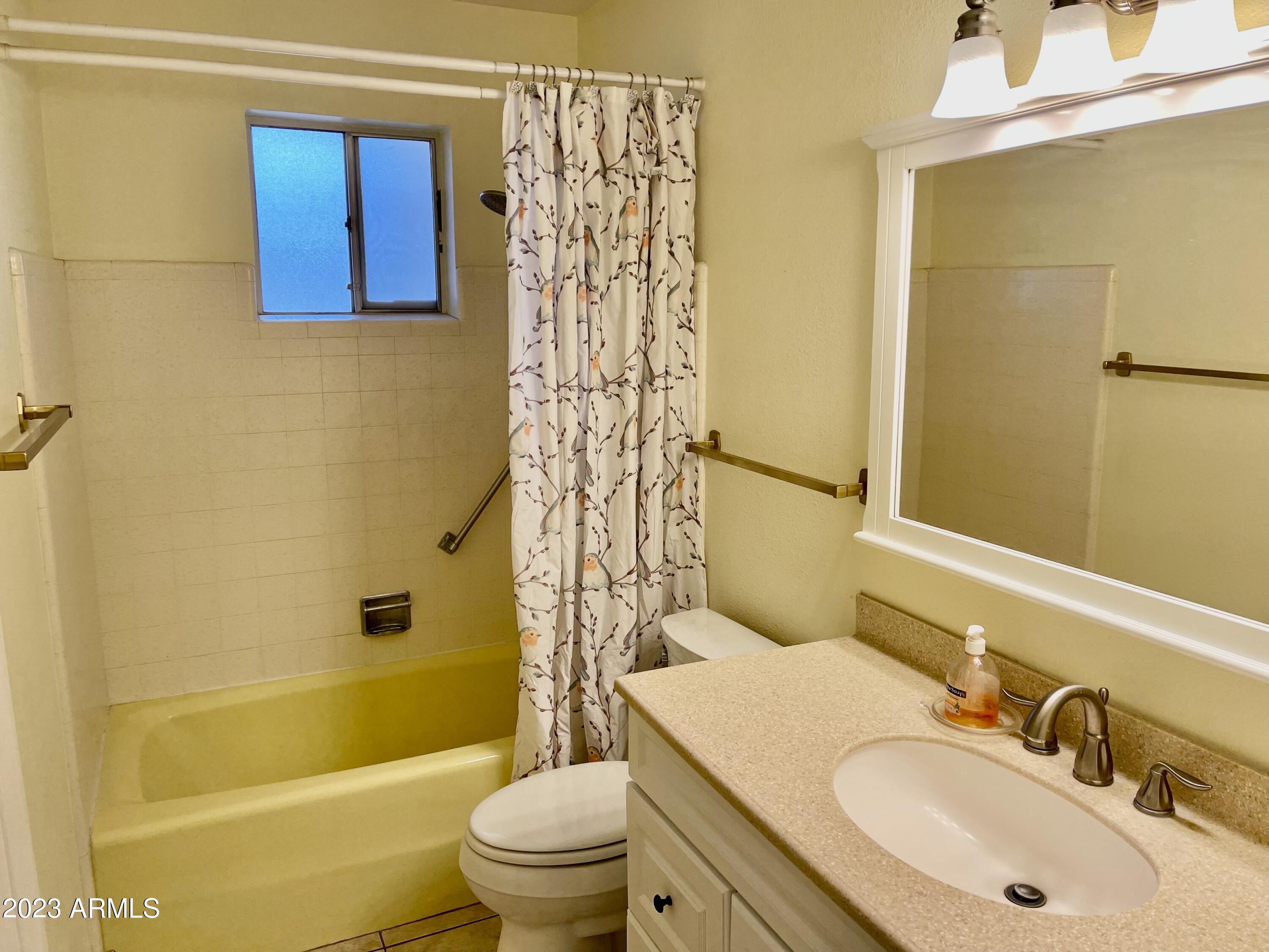 6217 E DES MOINES Street