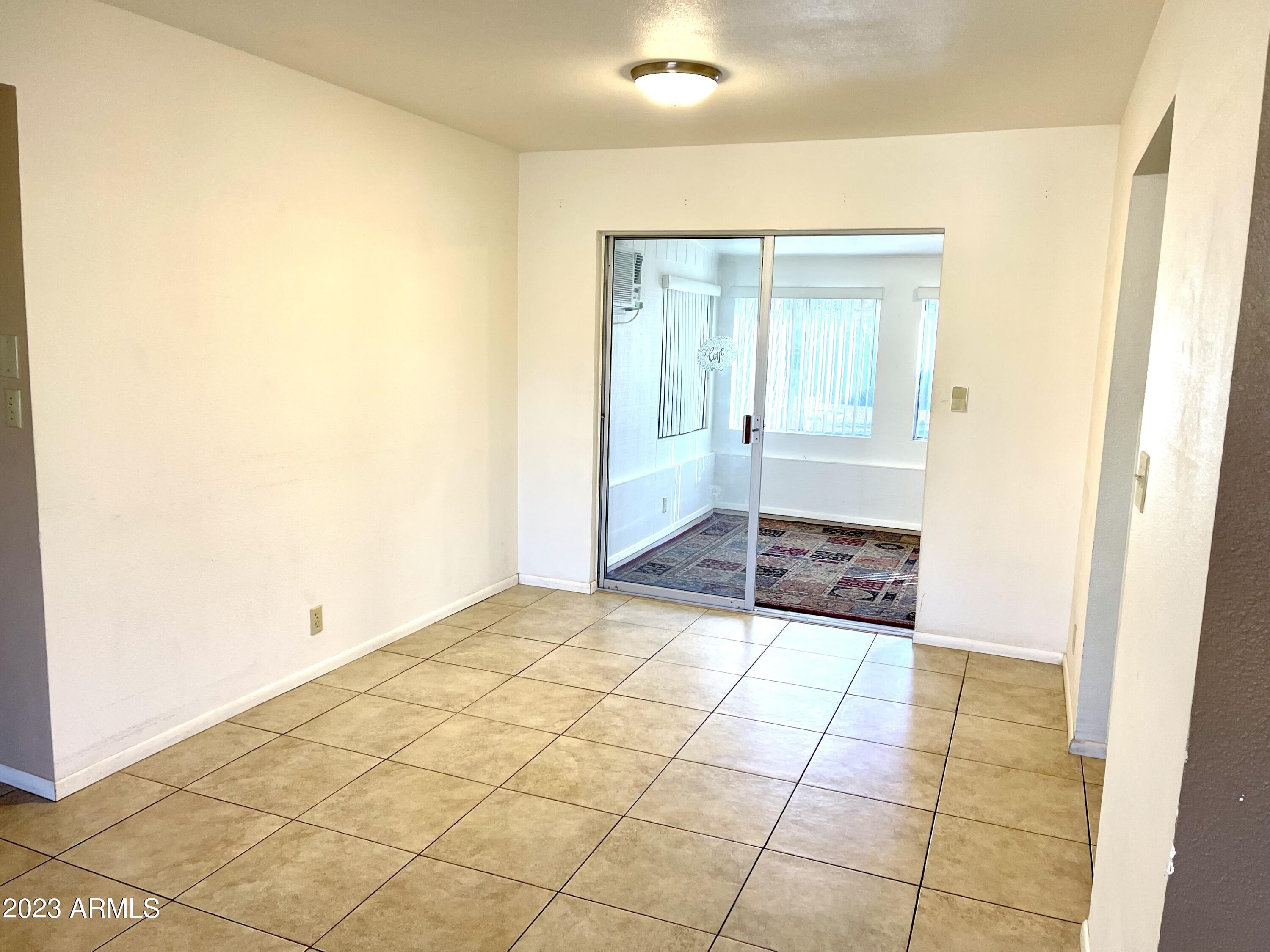 6217 E DES MOINES Street