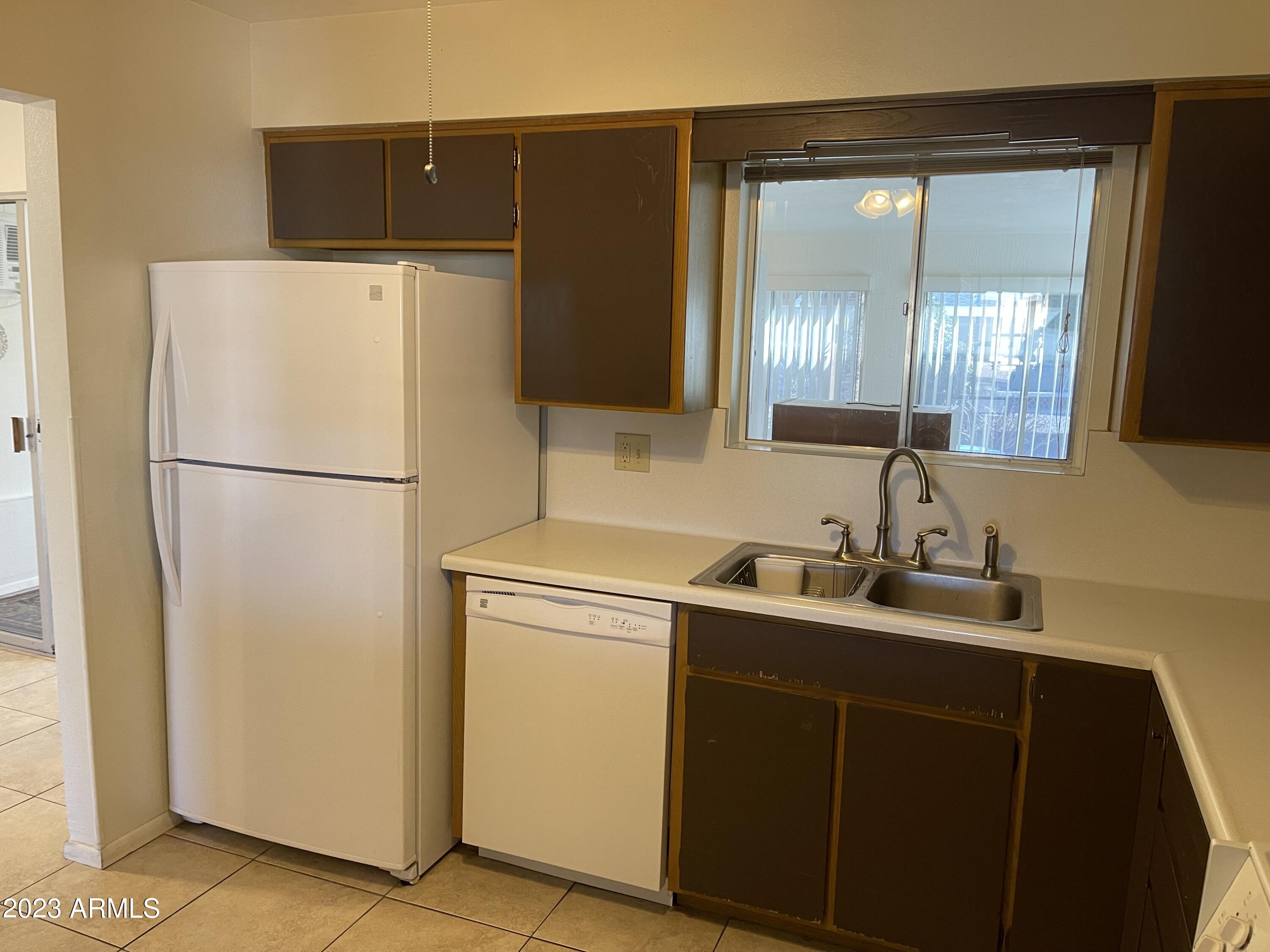 6217 E DES MOINES Street