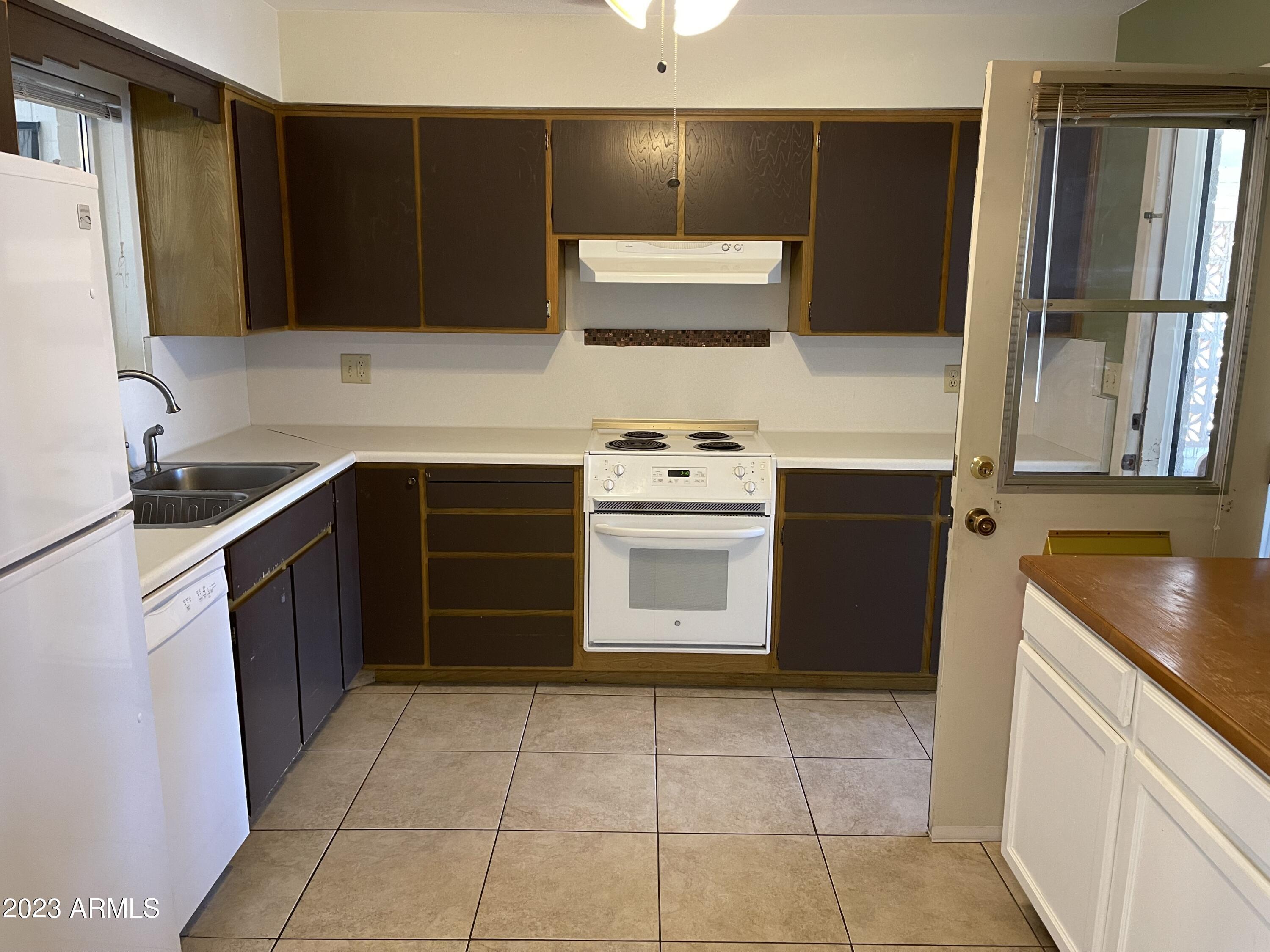 6217 E DES MOINES Street