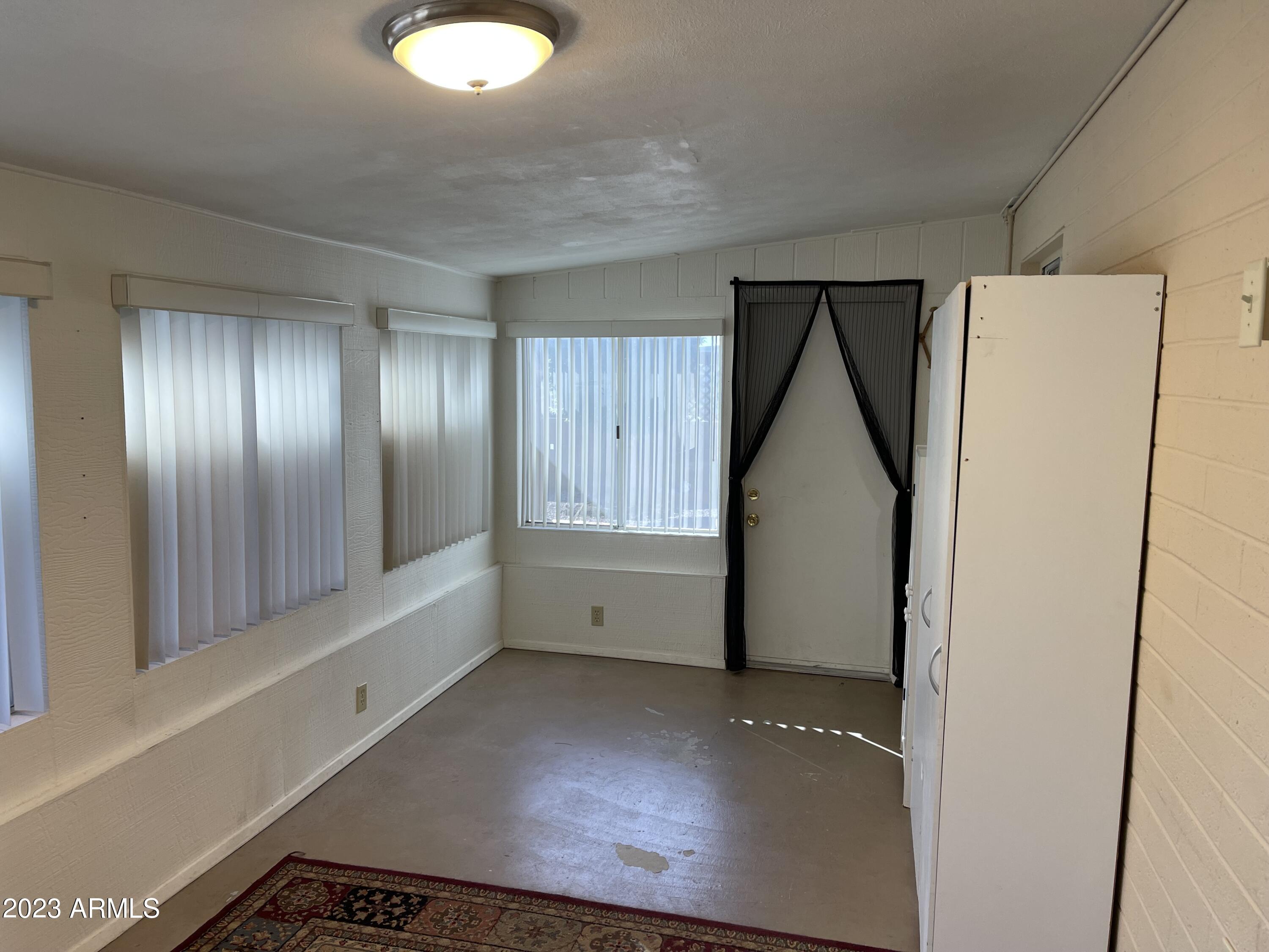 6217 E DES MOINES Street