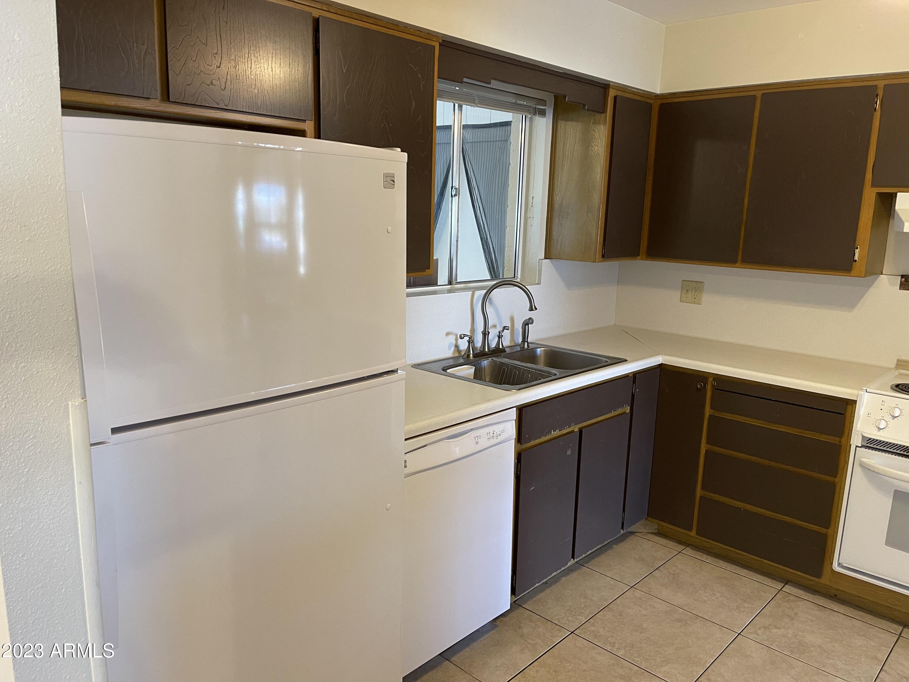 6217 E DES MOINES Street