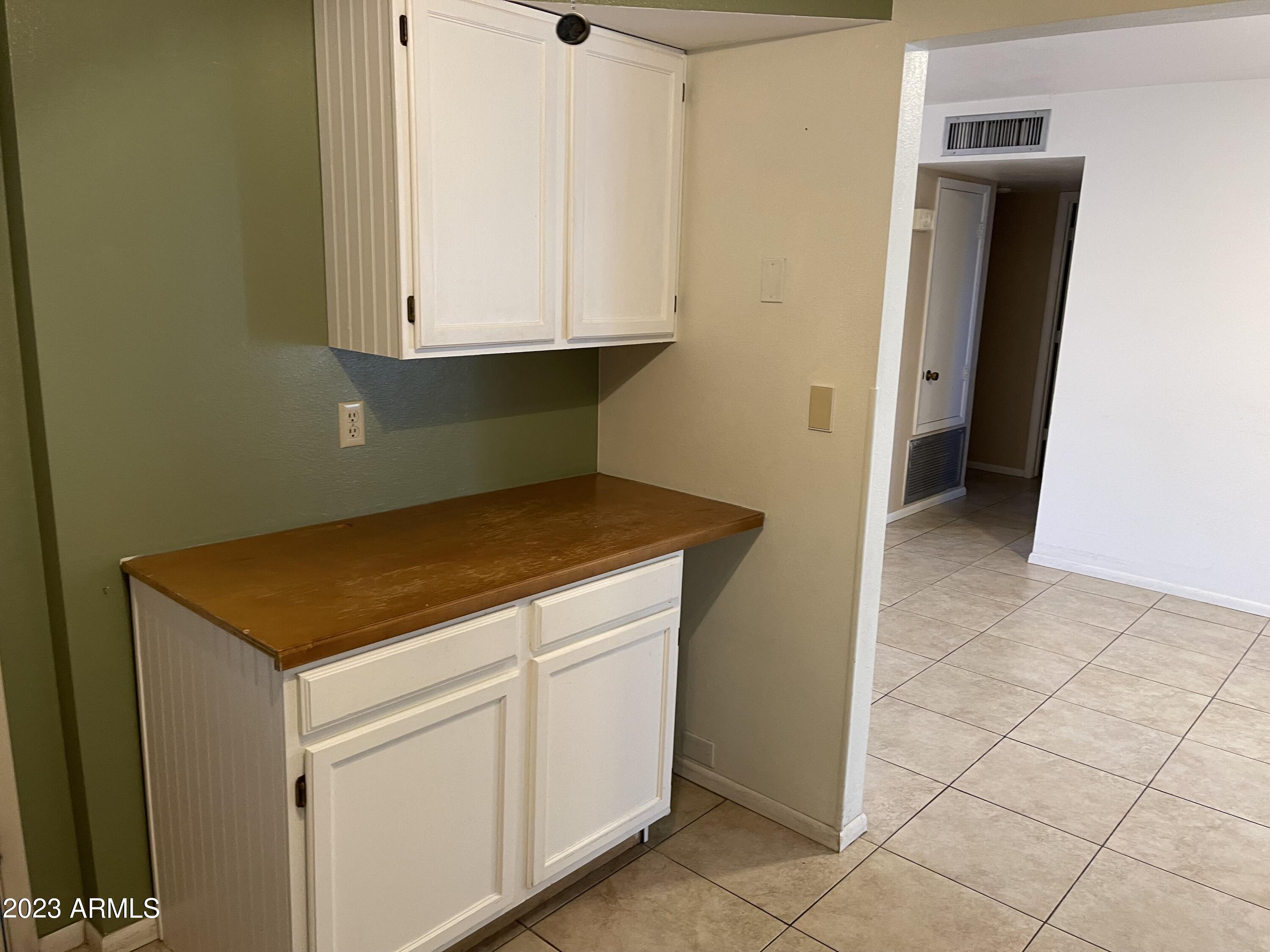 6217 E DES MOINES Street