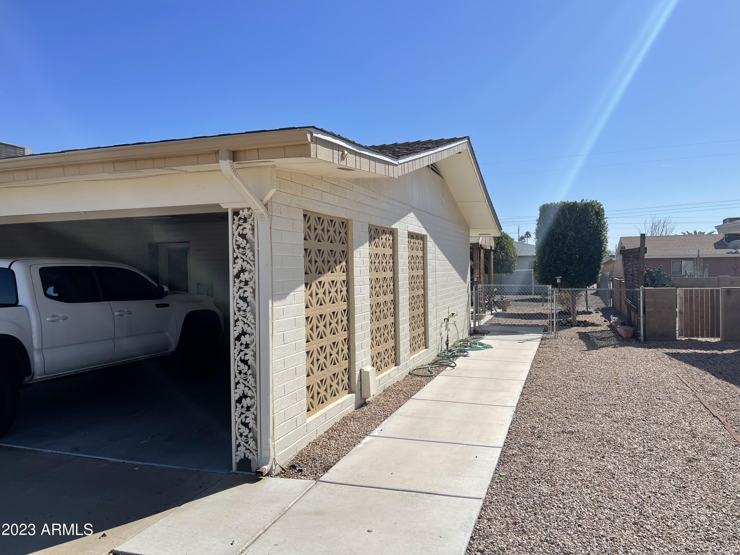 6217 E DES MOINES Street