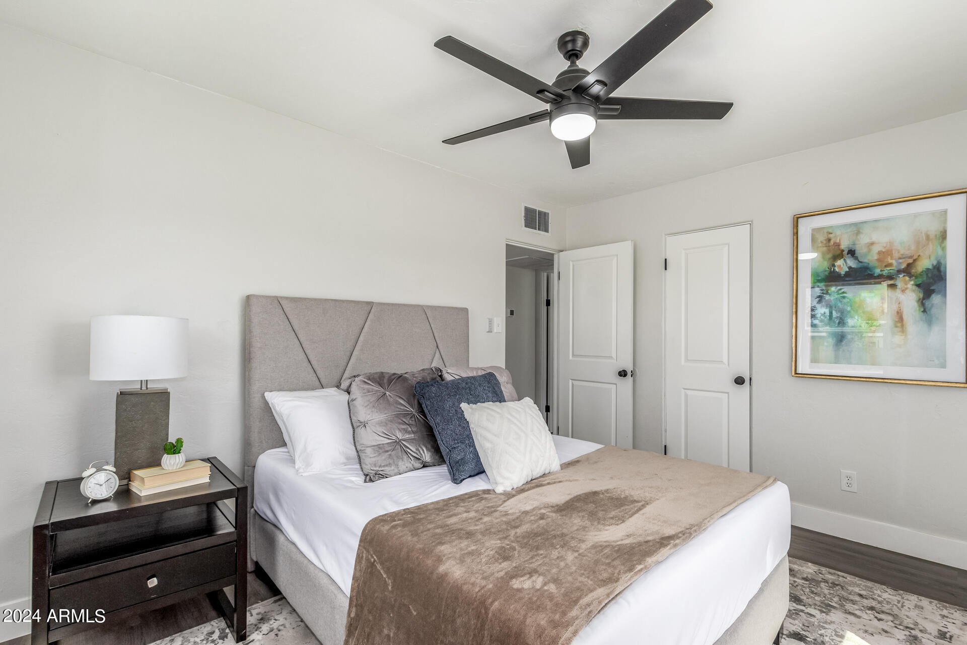 1945 E CLARENDON Avenue