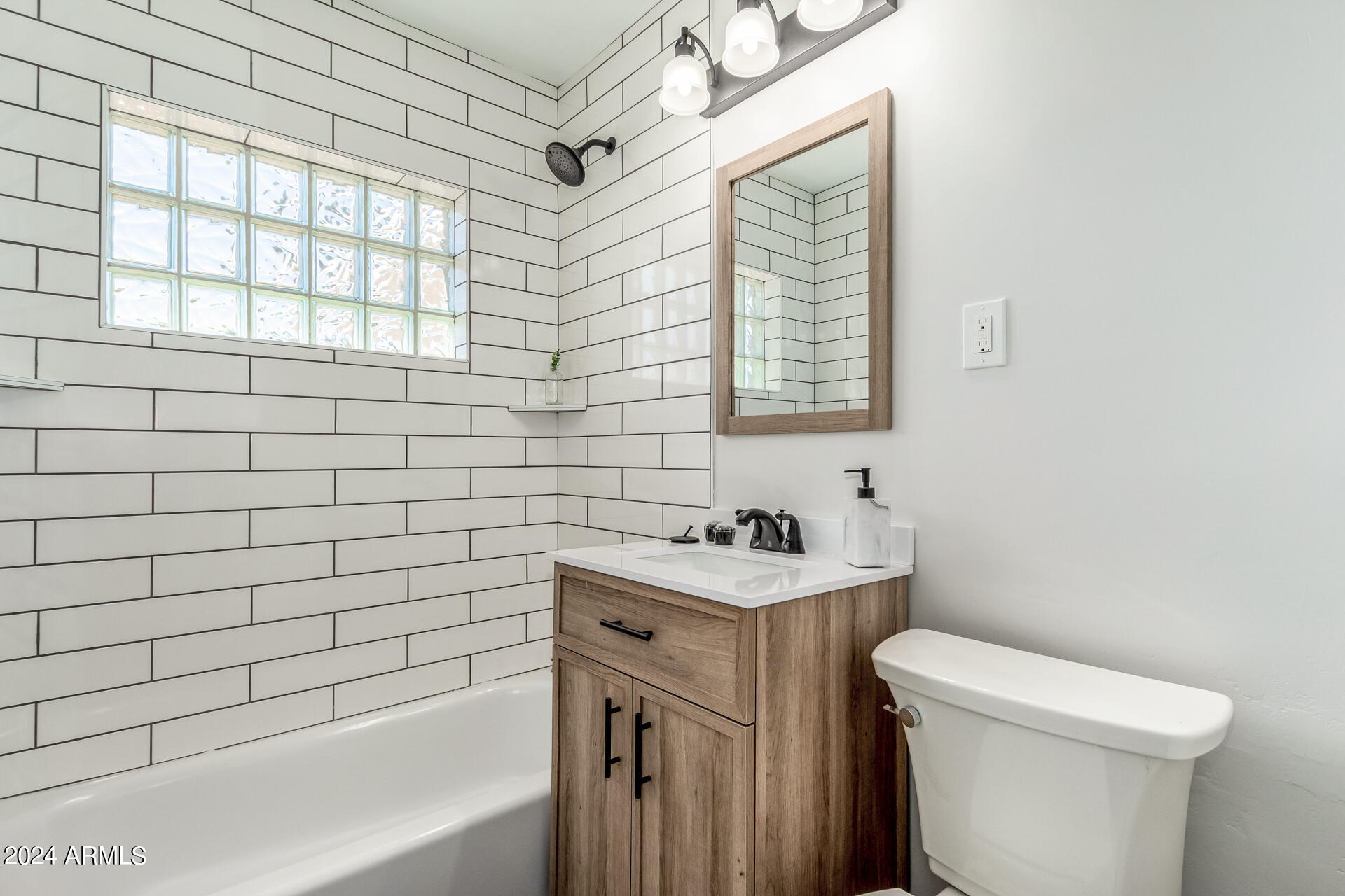 1945 E CLARENDON Avenue