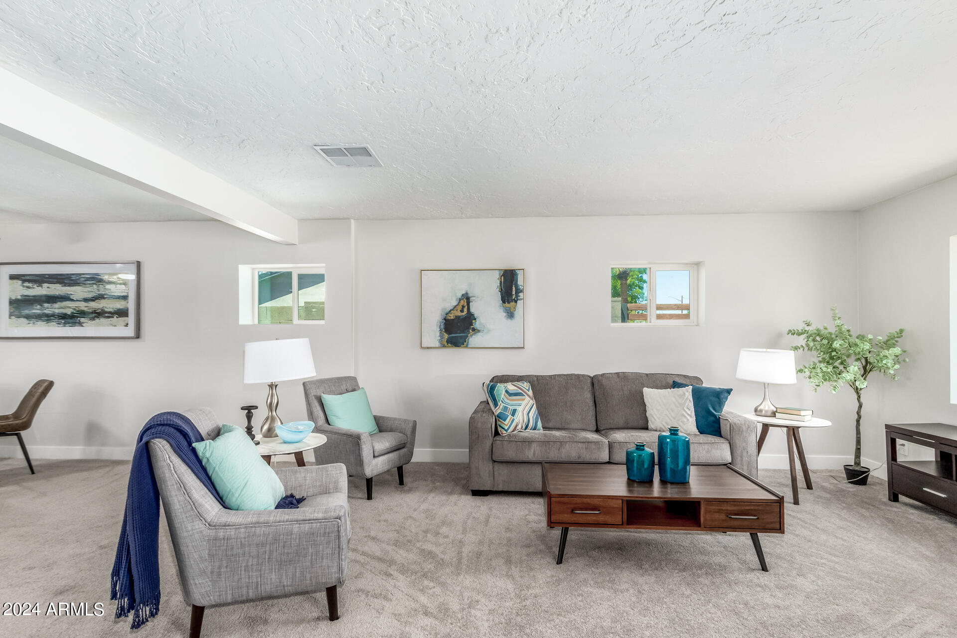 1945 E CLARENDON Avenue