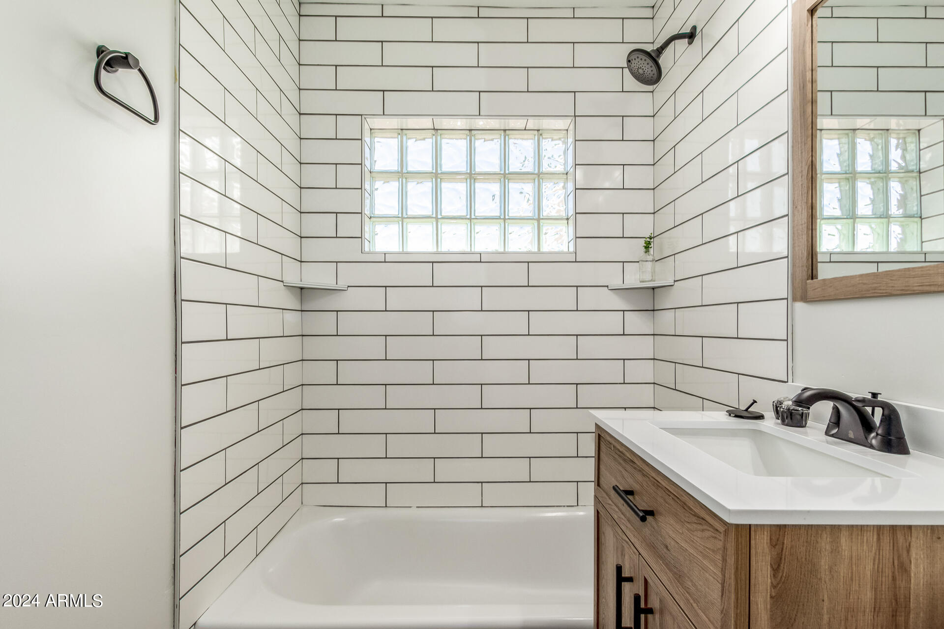 1945 E CLARENDON Avenue