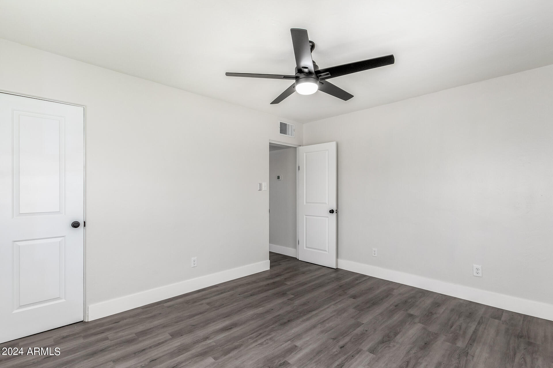 1945 E CLARENDON Avenue