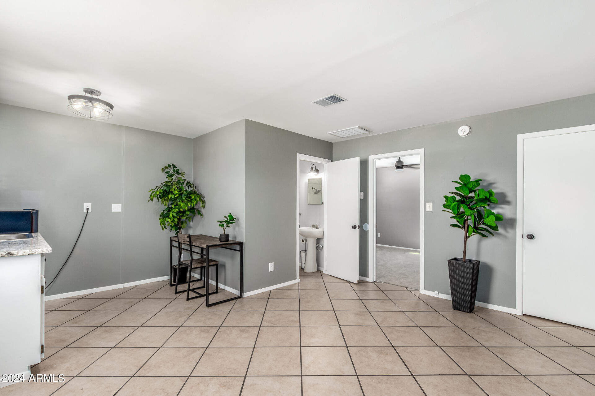 1945 E CLARENDON Avenue