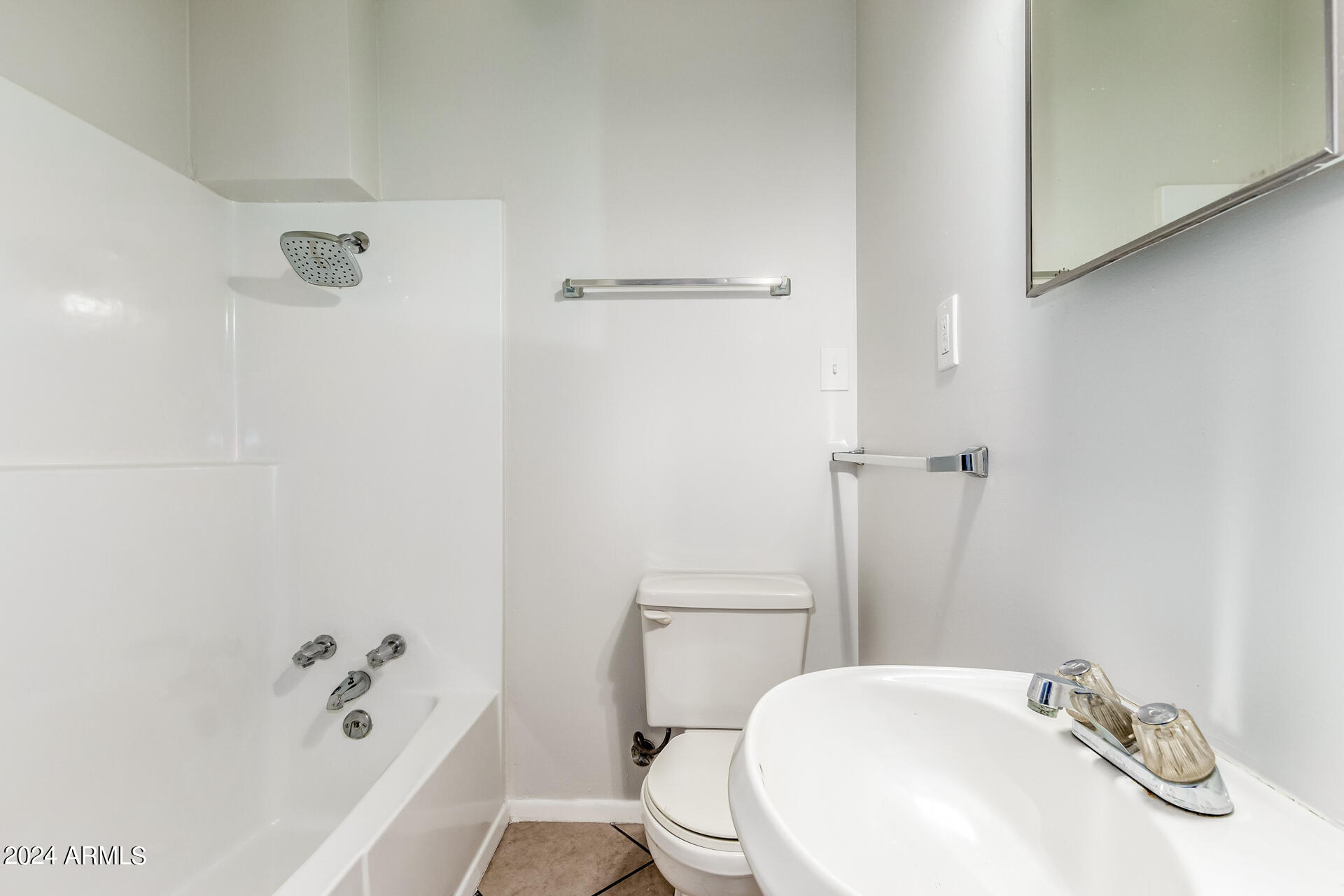 1945 E CLARENDON Avenue