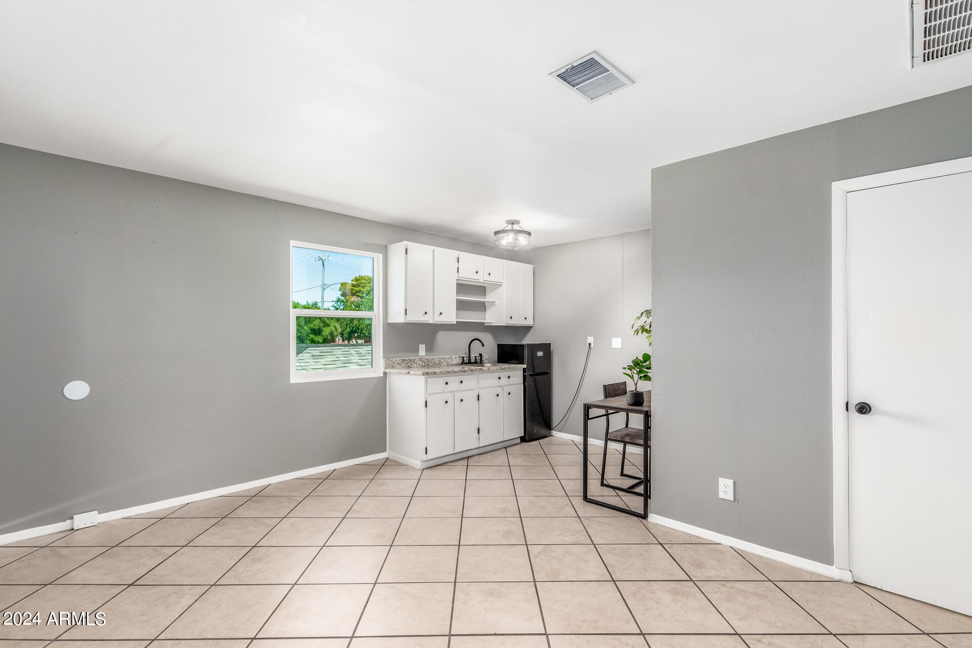 1945 E CLARENDON Avenue