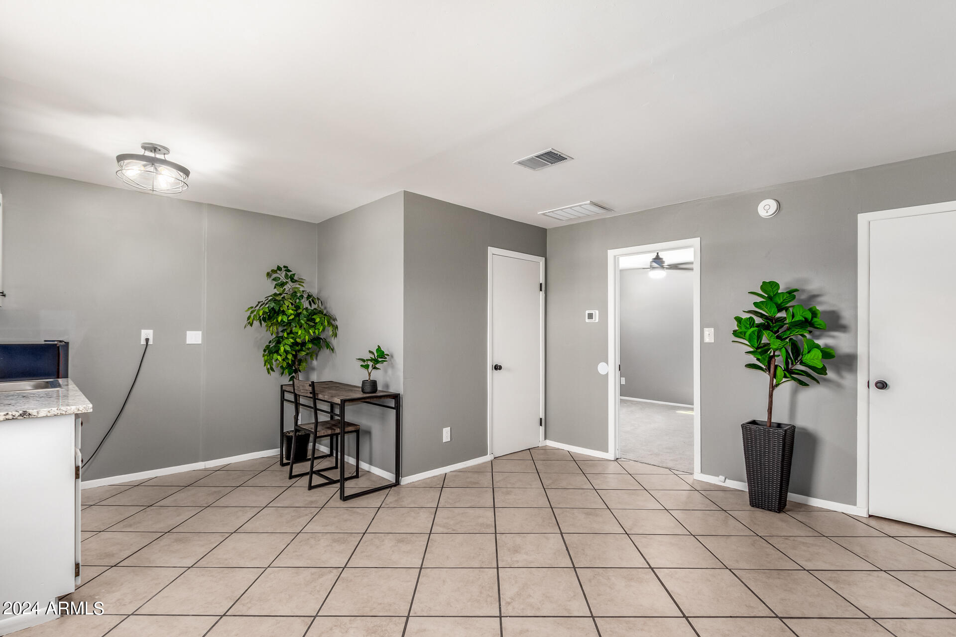 1945 E CLARENDON Avenue