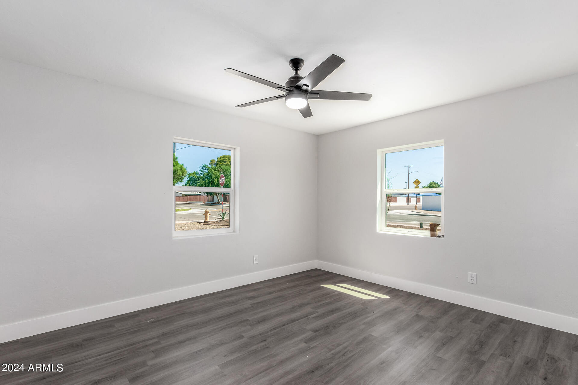 1945 E CLARENDON Avenue