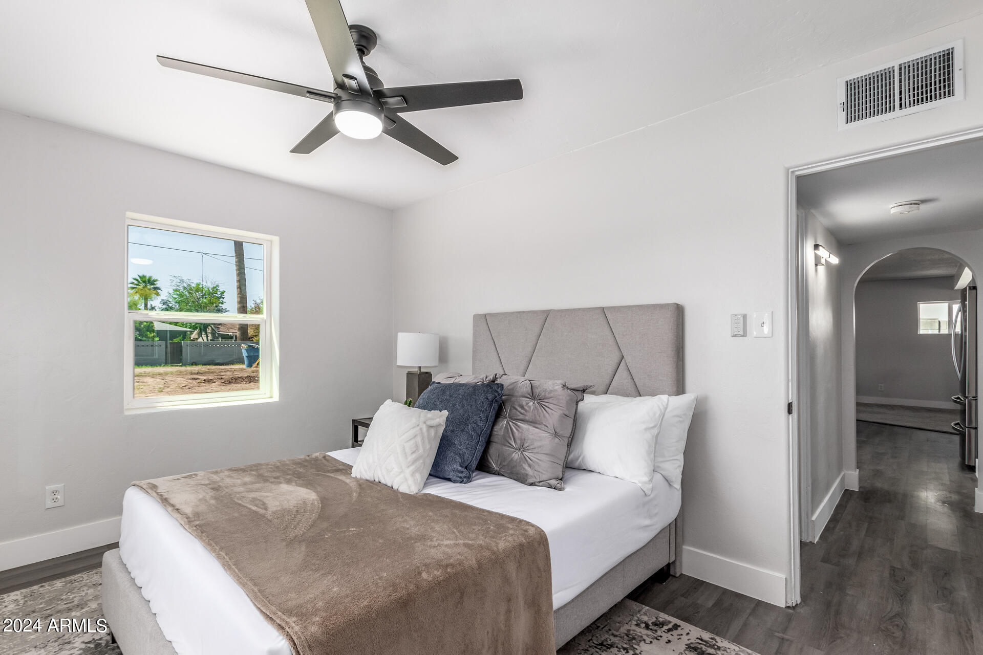 1945 E CLARENDON Avenue