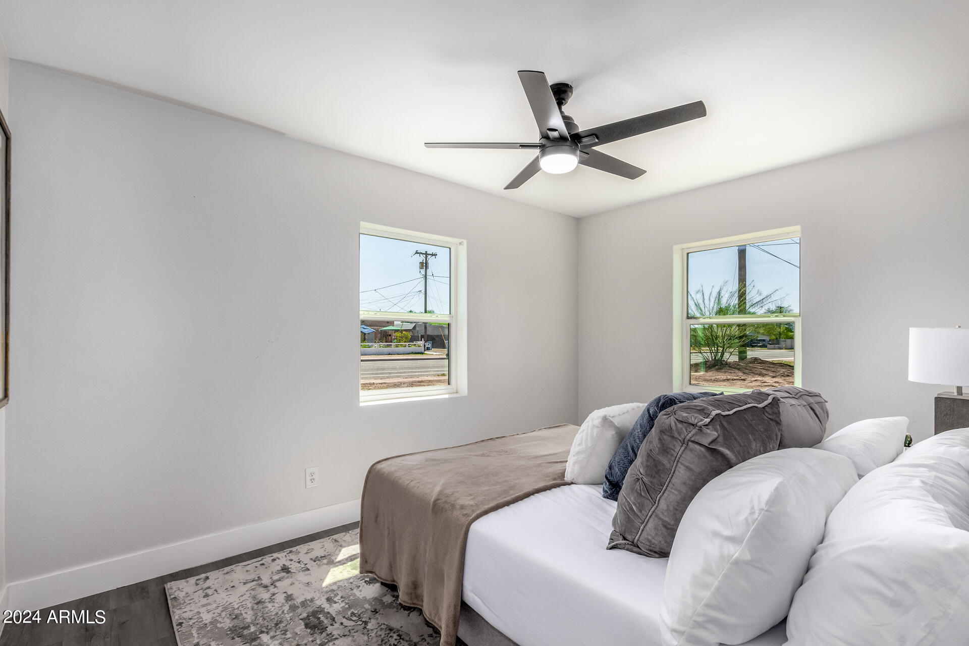 1945 E CLARENDON Avenue