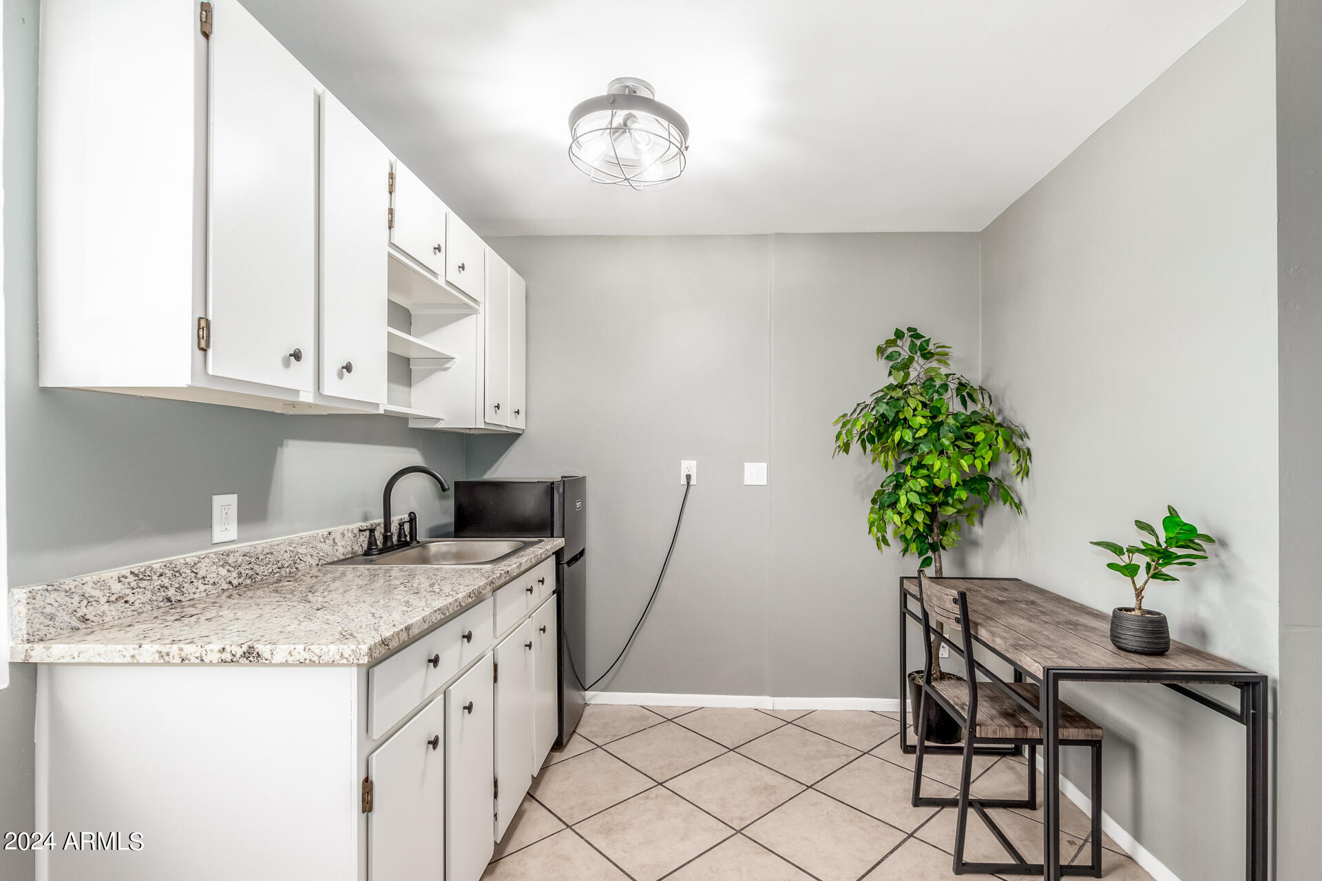 1945 E CLARENDON Avenue