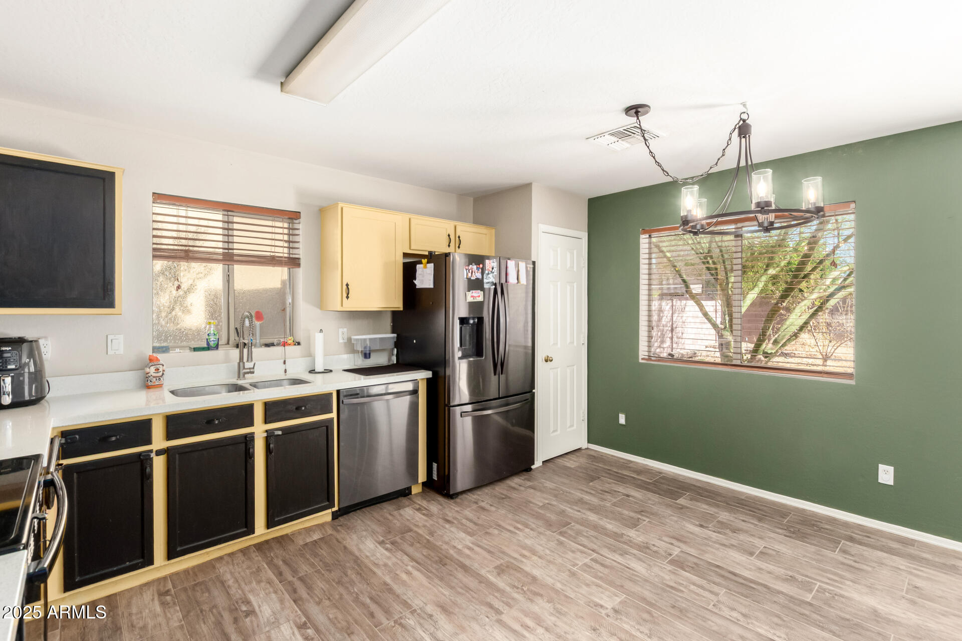 3049 W SANTA CRUZ Avenue