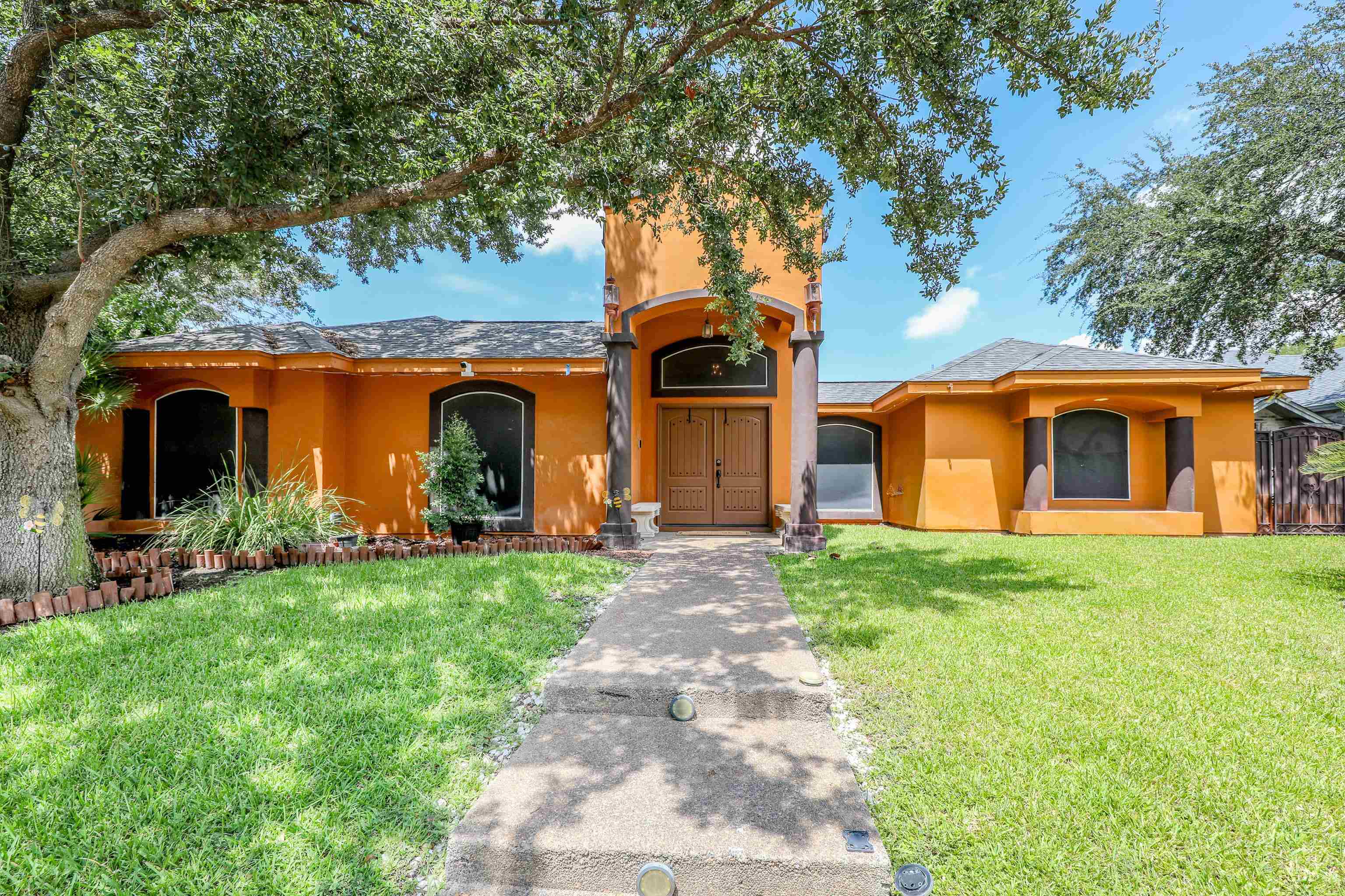 2040 Cochiti Dr