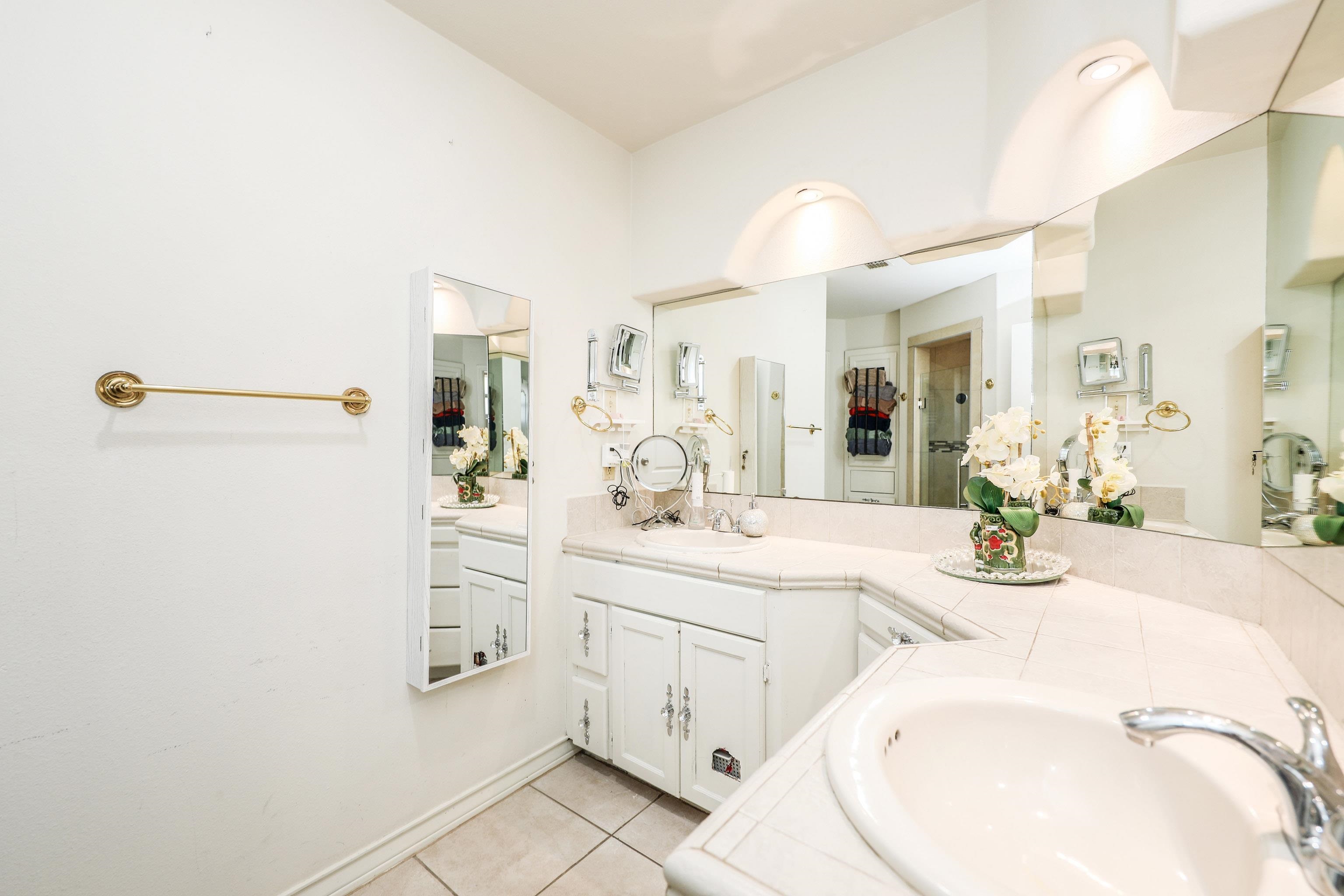 2040 Cochiti Dr
