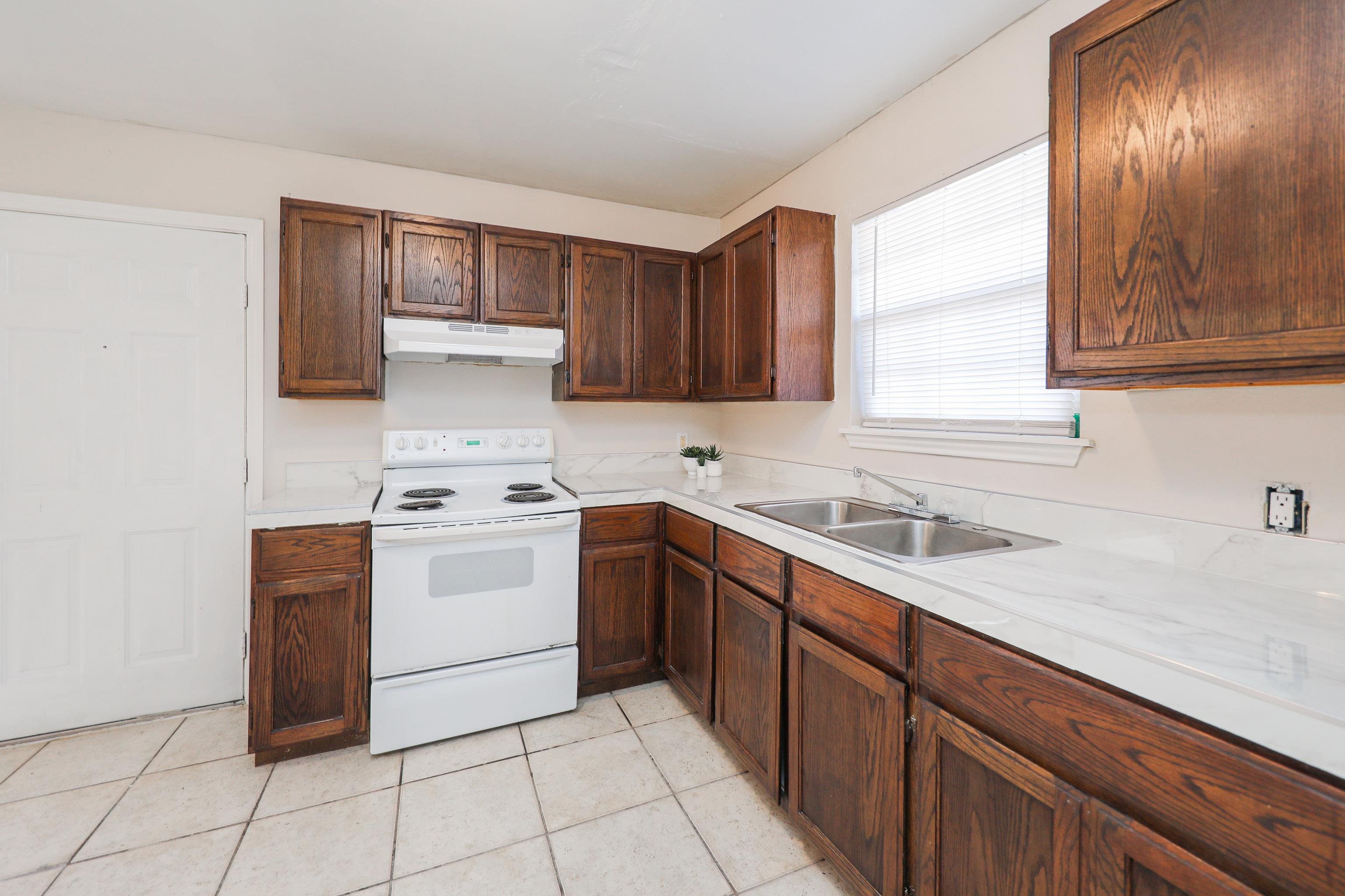 2220 Santa Cleotilde Ave Unit: 4