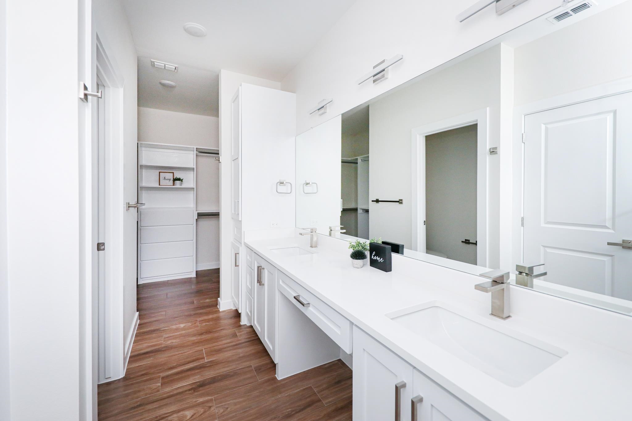 7525 Cresta Bella Street