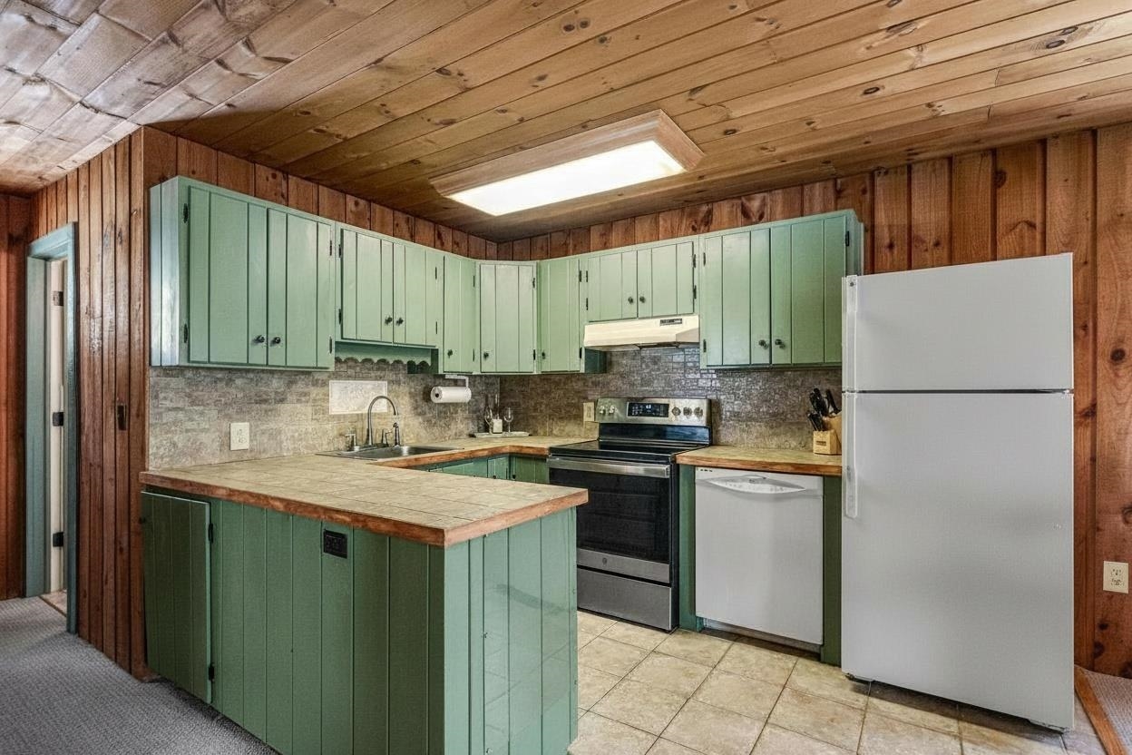 44 Howes Loop