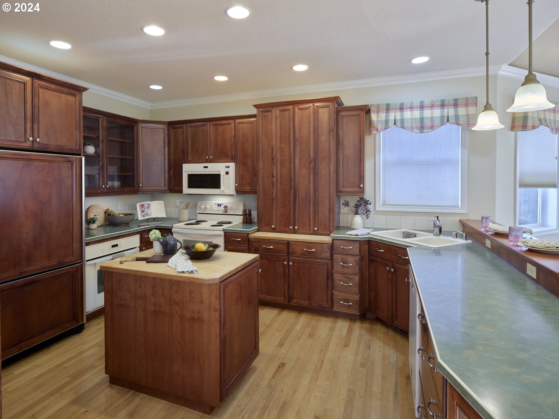 305 ISLAND AIRE DR