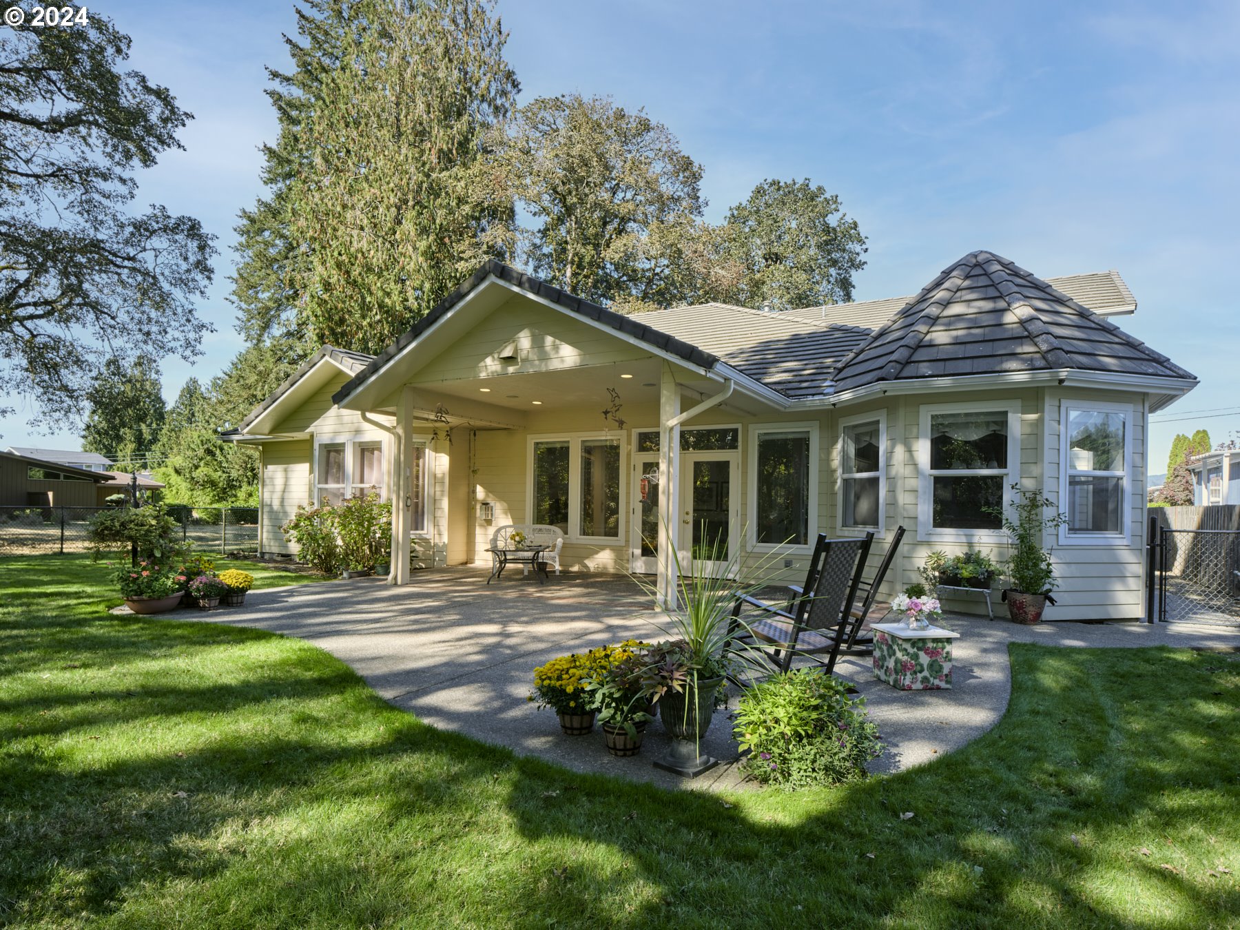 305 ISLAND AIRE DR