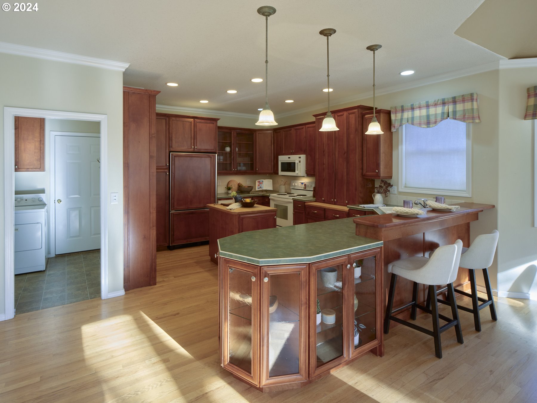 305 ISLAND AIRE DR