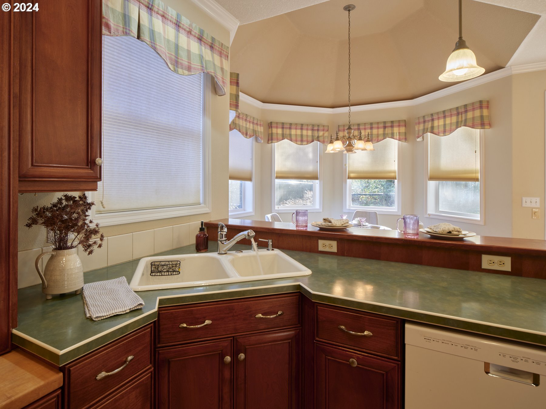 305 ISLAND AIRE DR
