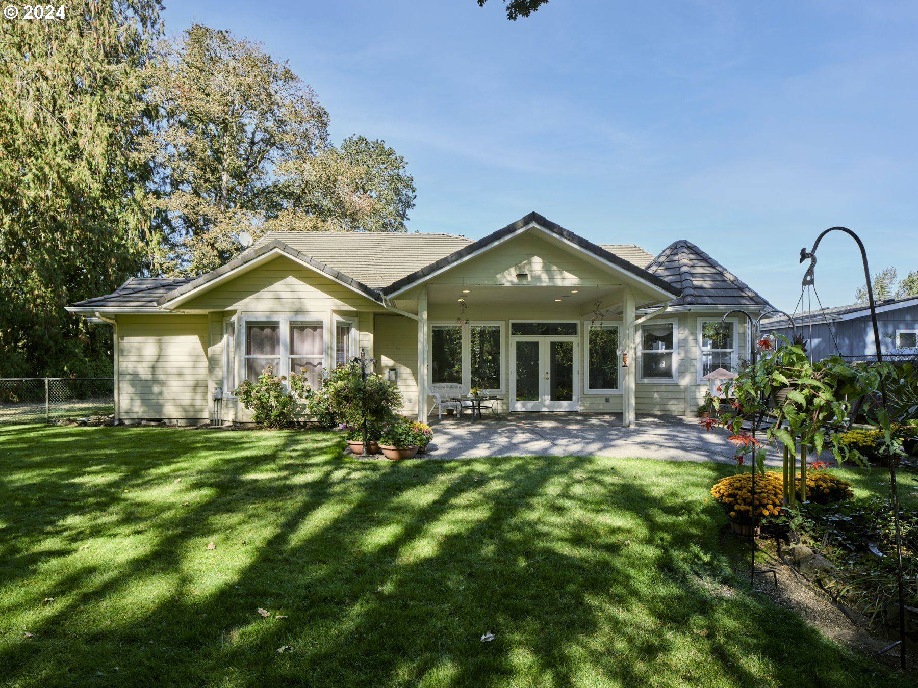305 ISLAND AIRE DR