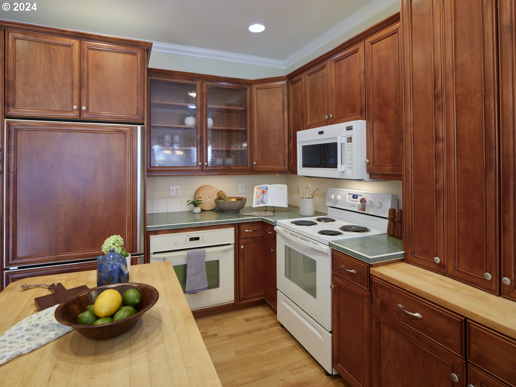 305 ISLAND AIRE DR