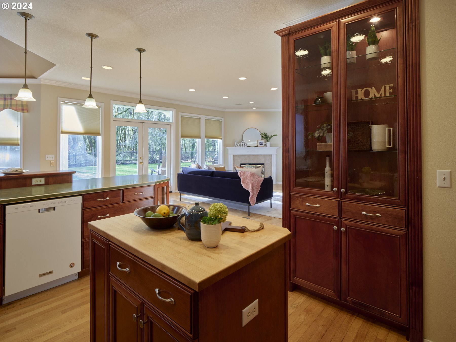305 ISLAND AIRE DR