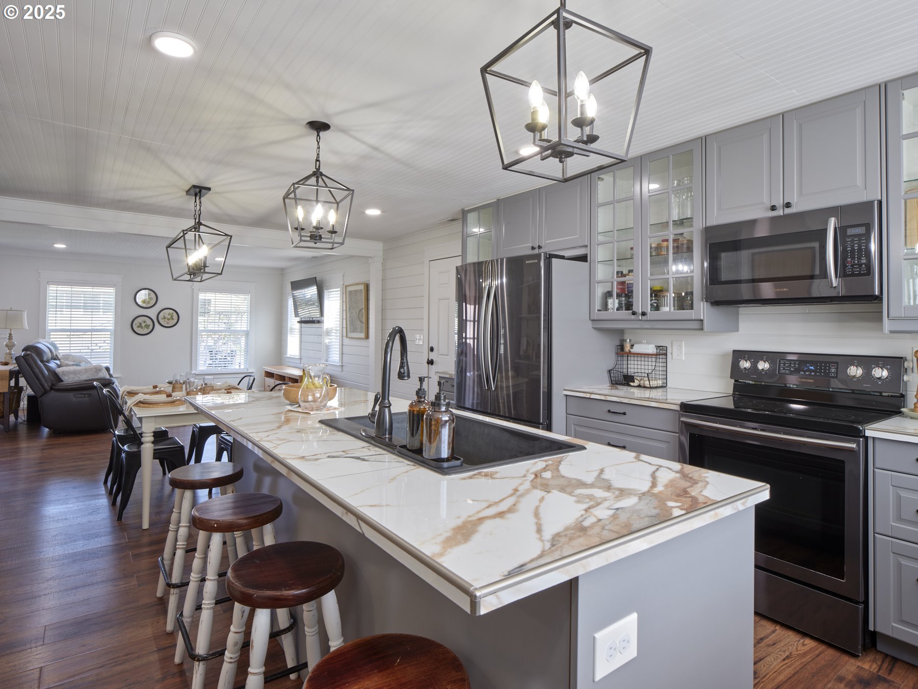 187 HANSEN LN