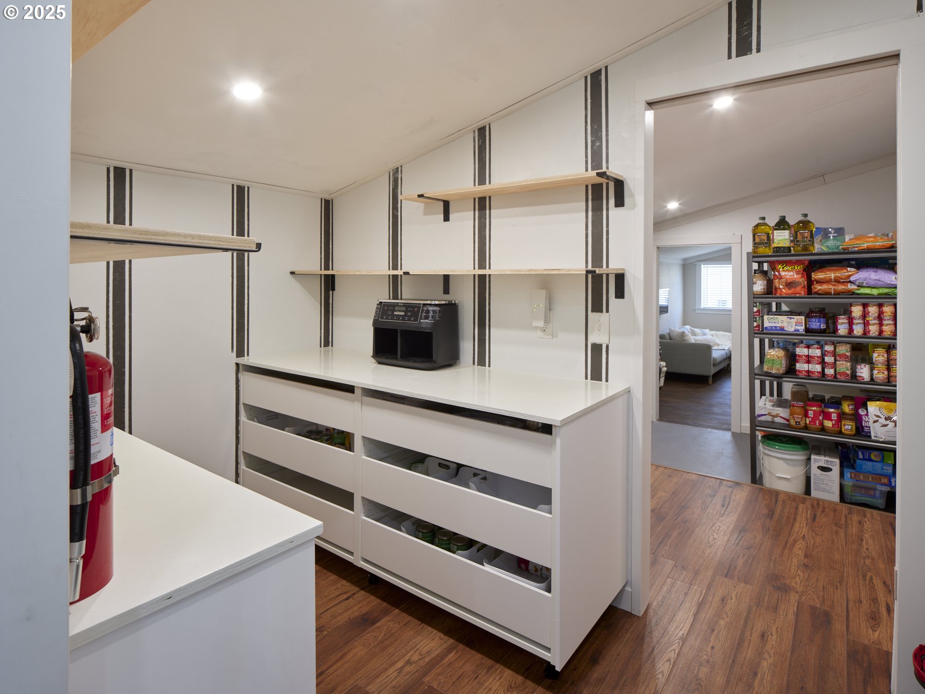 187 HANSEN LN