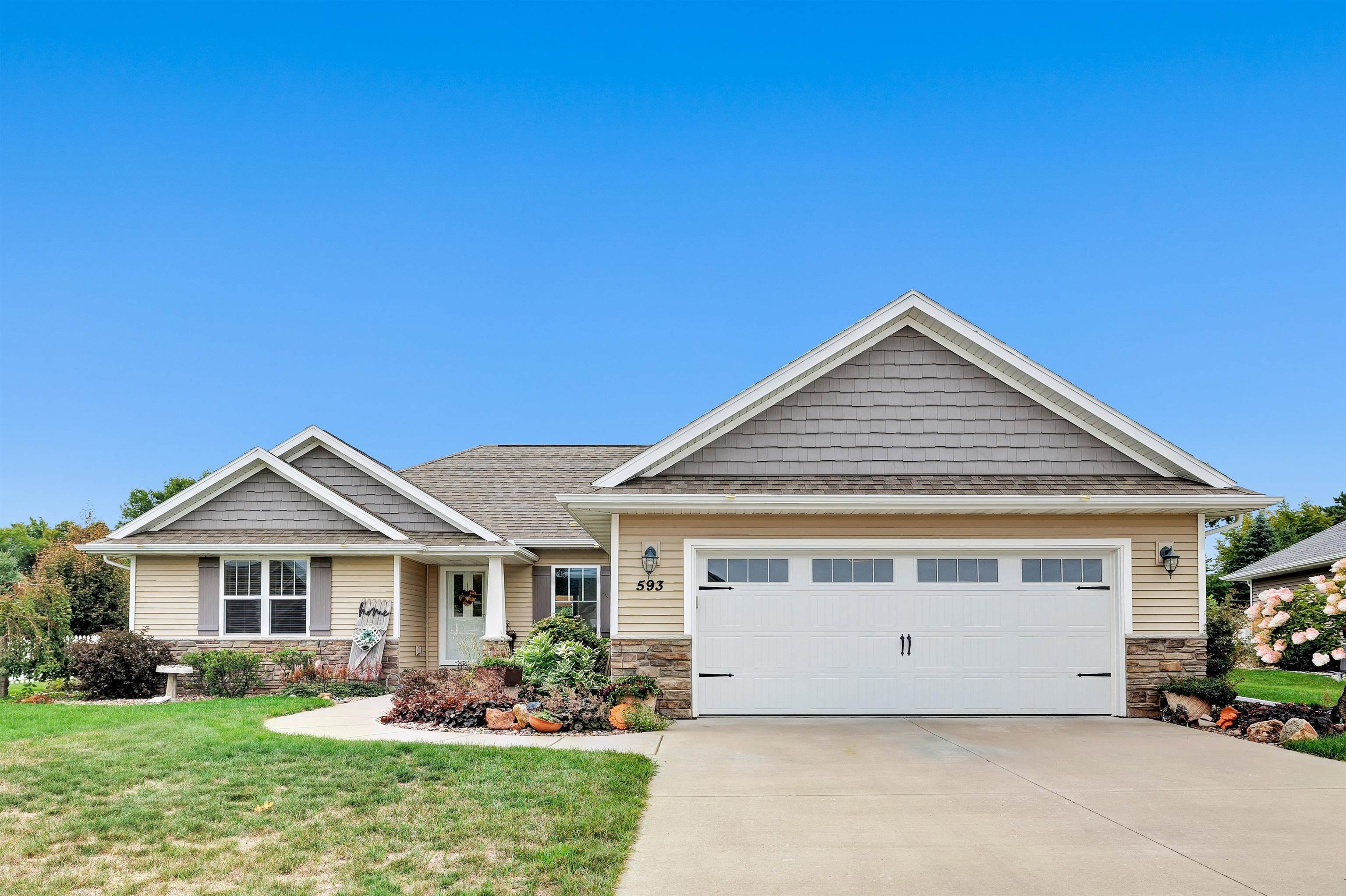 593 PEBBLESTONE Circle