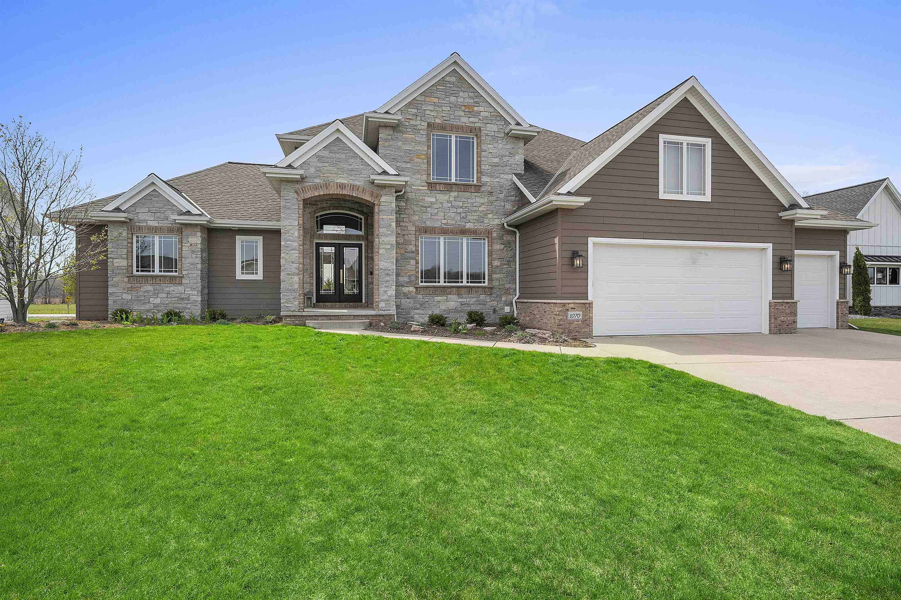 1070 CROWN POINTE Circle