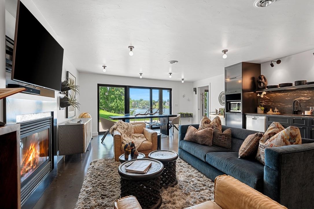 2080 GREENLEAF Road