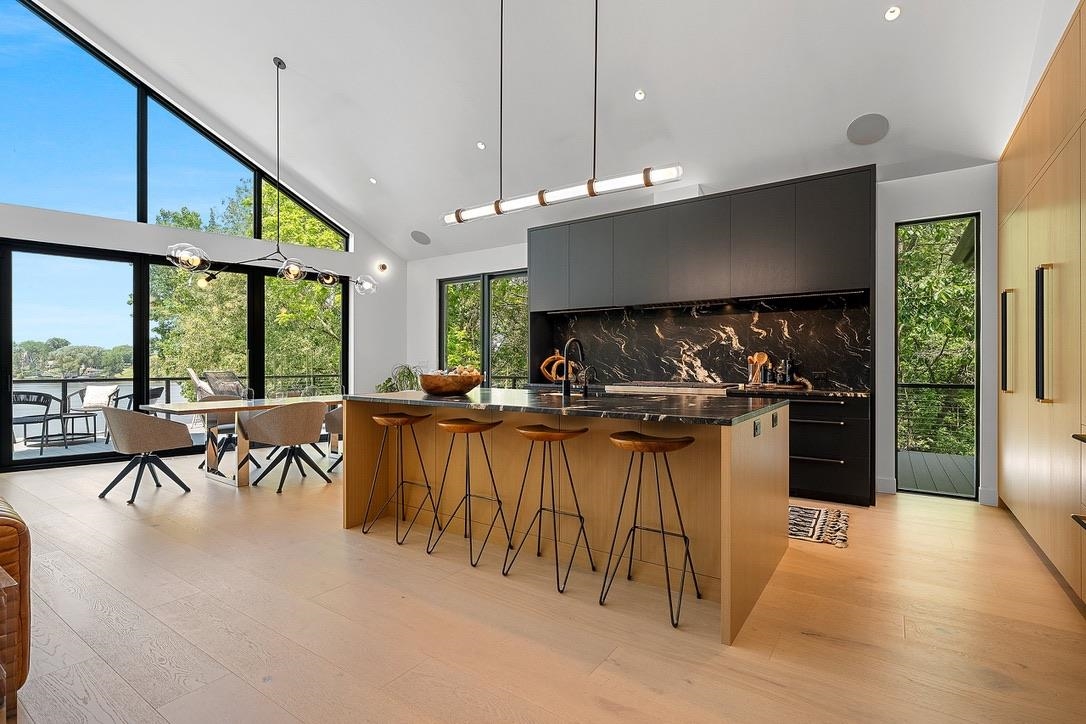 2080 GREENLEAF Road