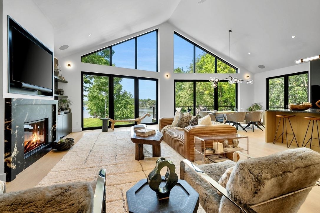 2080 GREENLEAF Road
